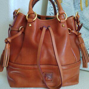 EEUC DOONEY BOURKE FLORENTINE LEATHER BUCKLEY DRAWSTRING SATCHEL NATURAL COLOR